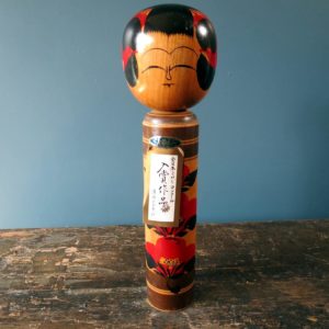 Jaapanese wooden Kokeshi doll - Hijori style with chrysanthemum design